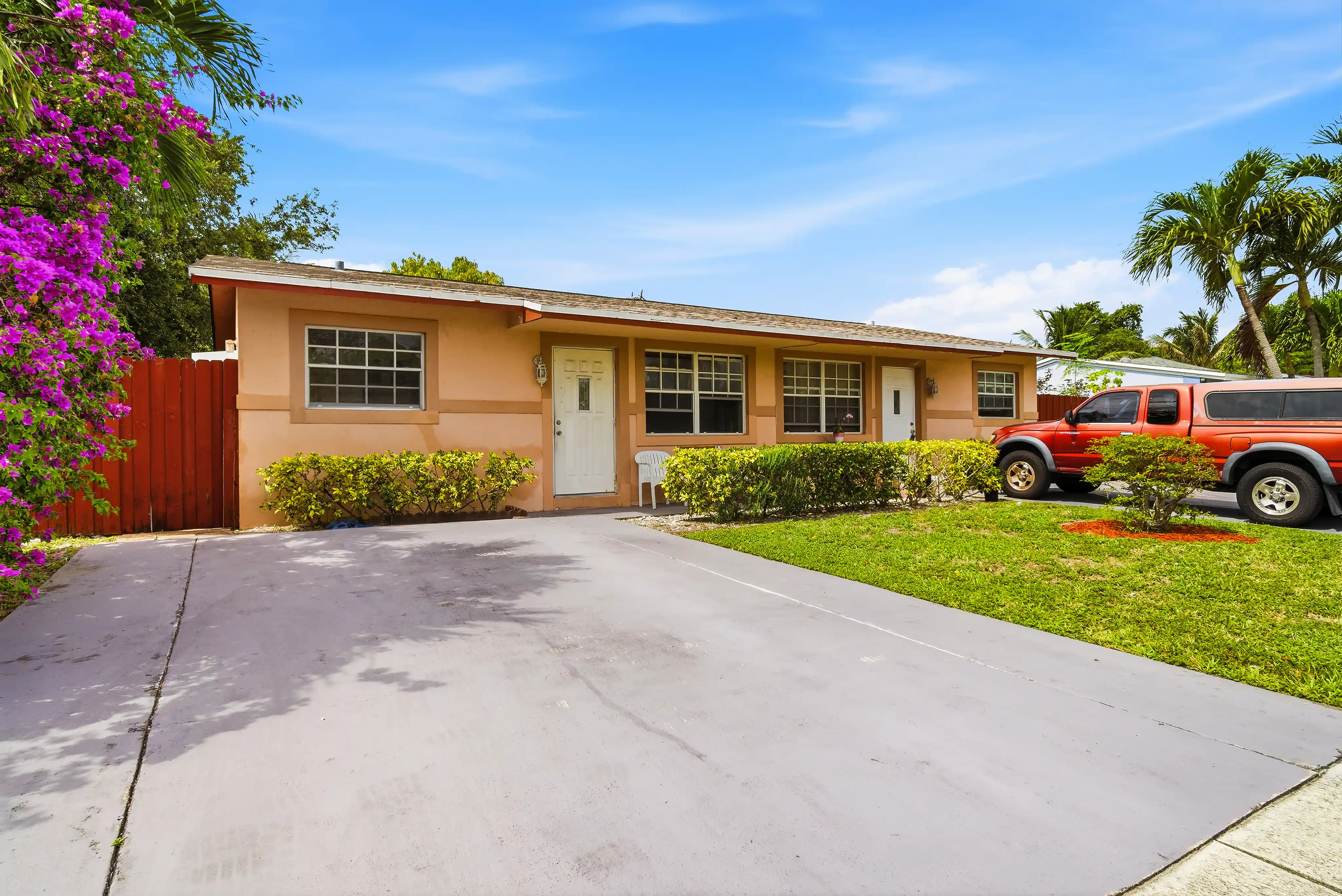 550 NE 37TH ST slideshow image