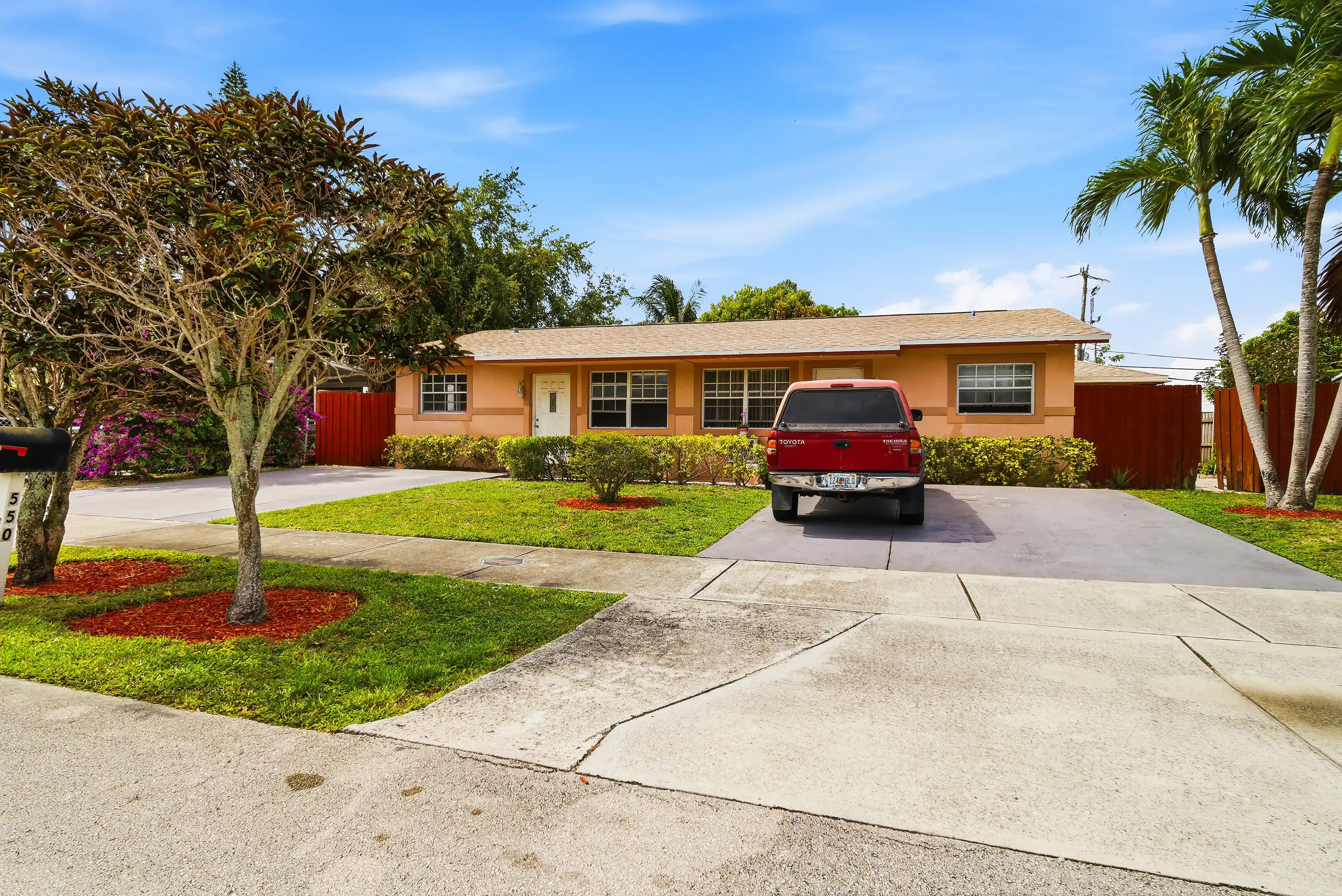 550 NE 37TH ST slideshow image
