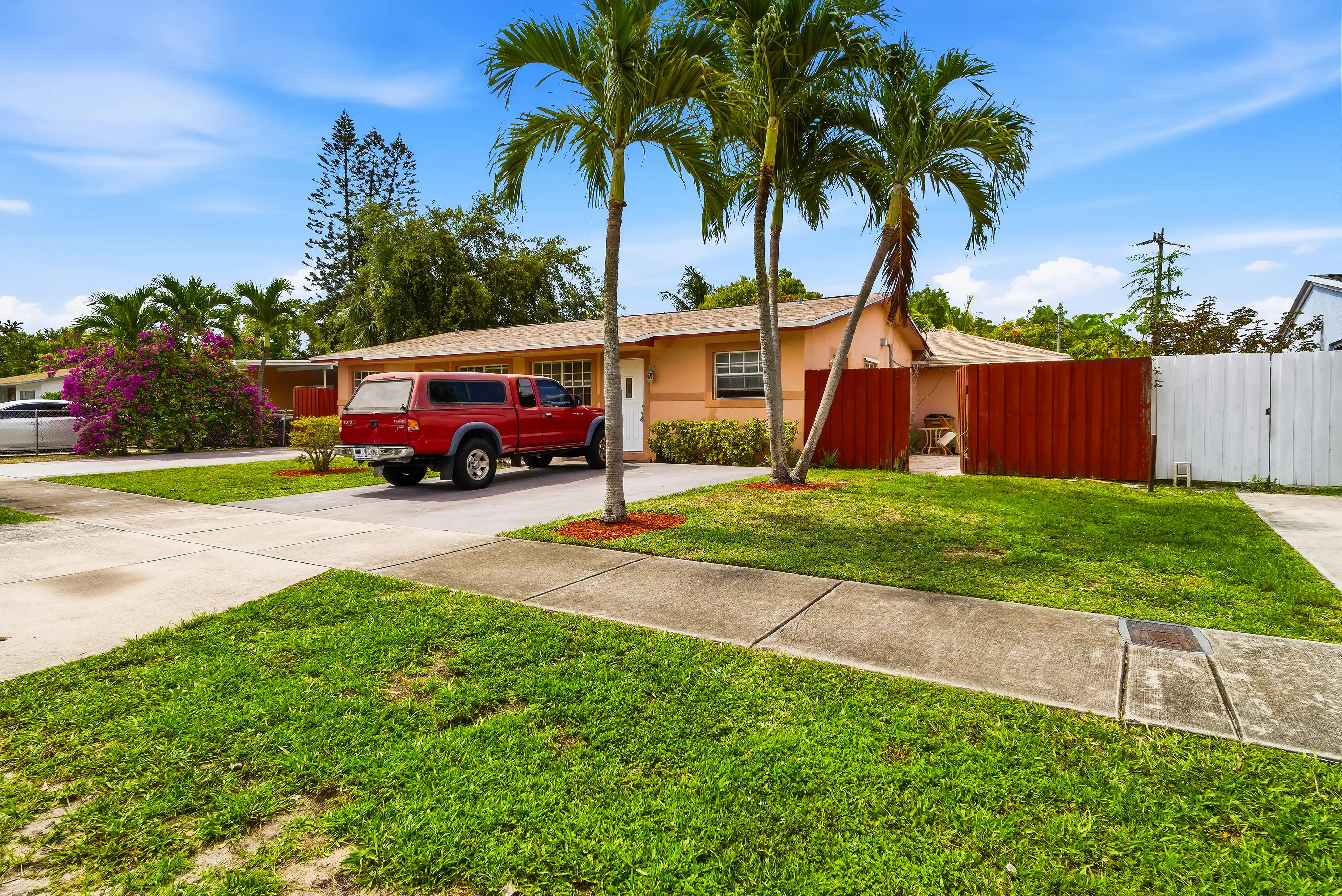 550 NE 37TH ST slideshow image