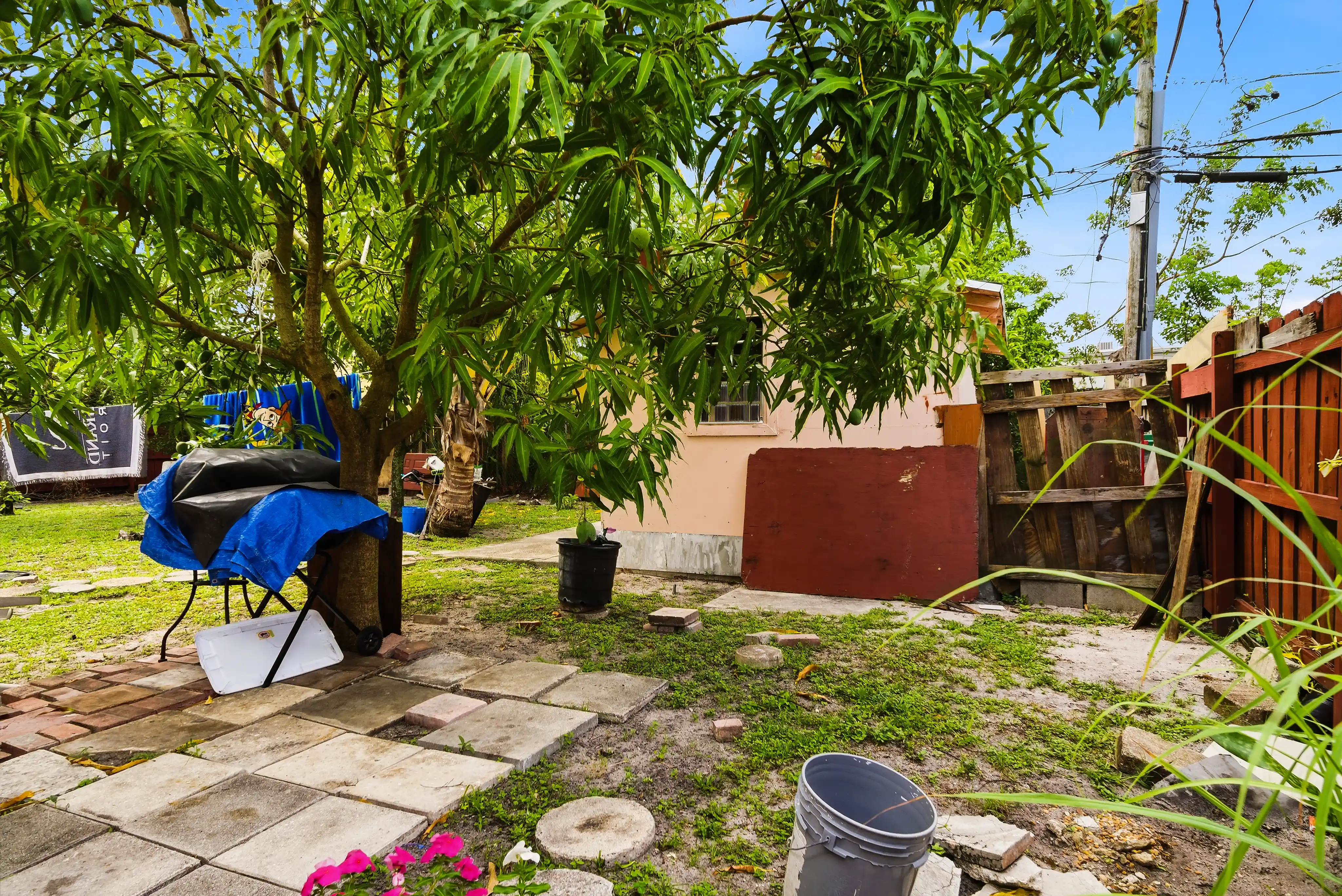 550 NE 37TH ST slideshow image