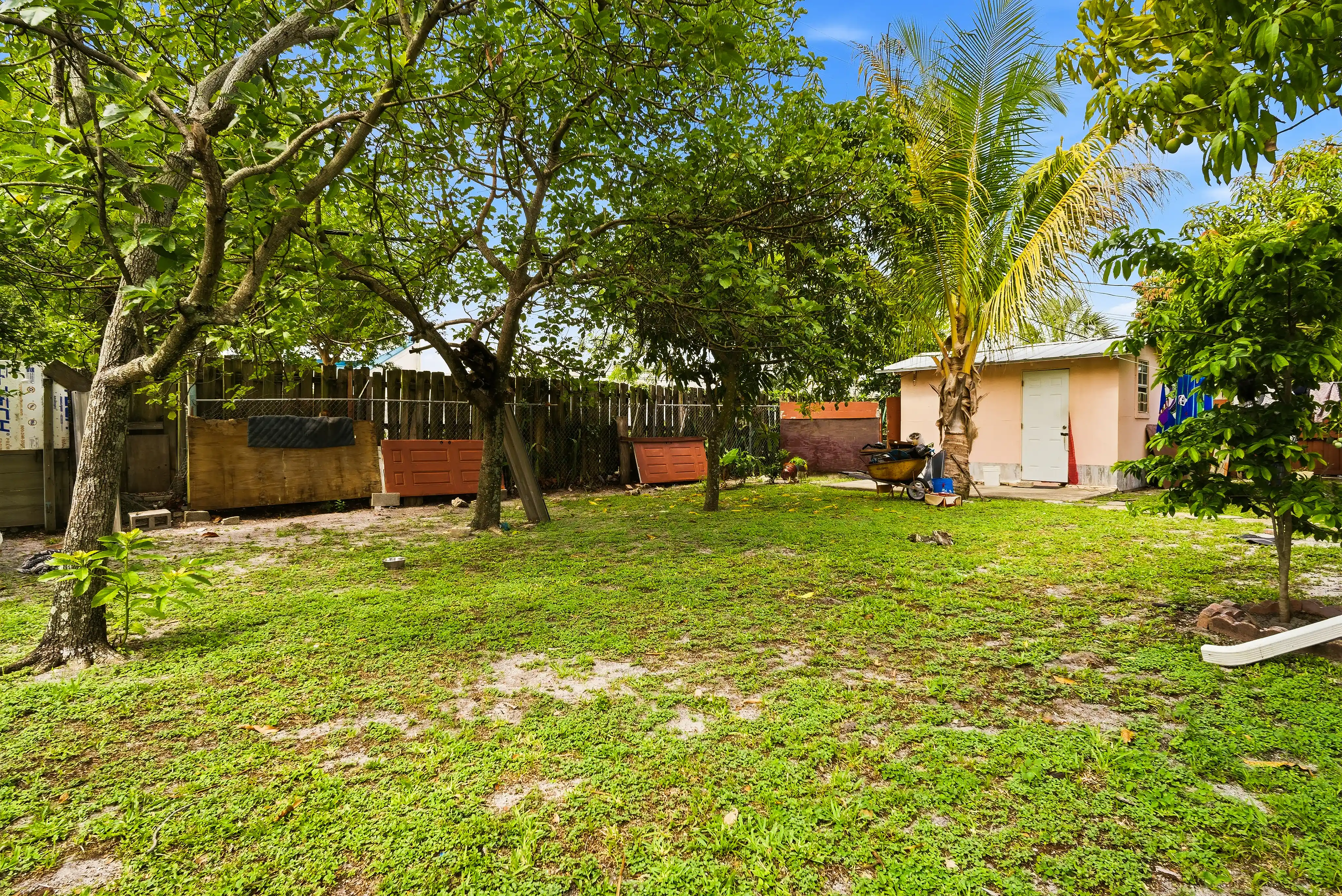 550 NE 37TH ST slideshow image