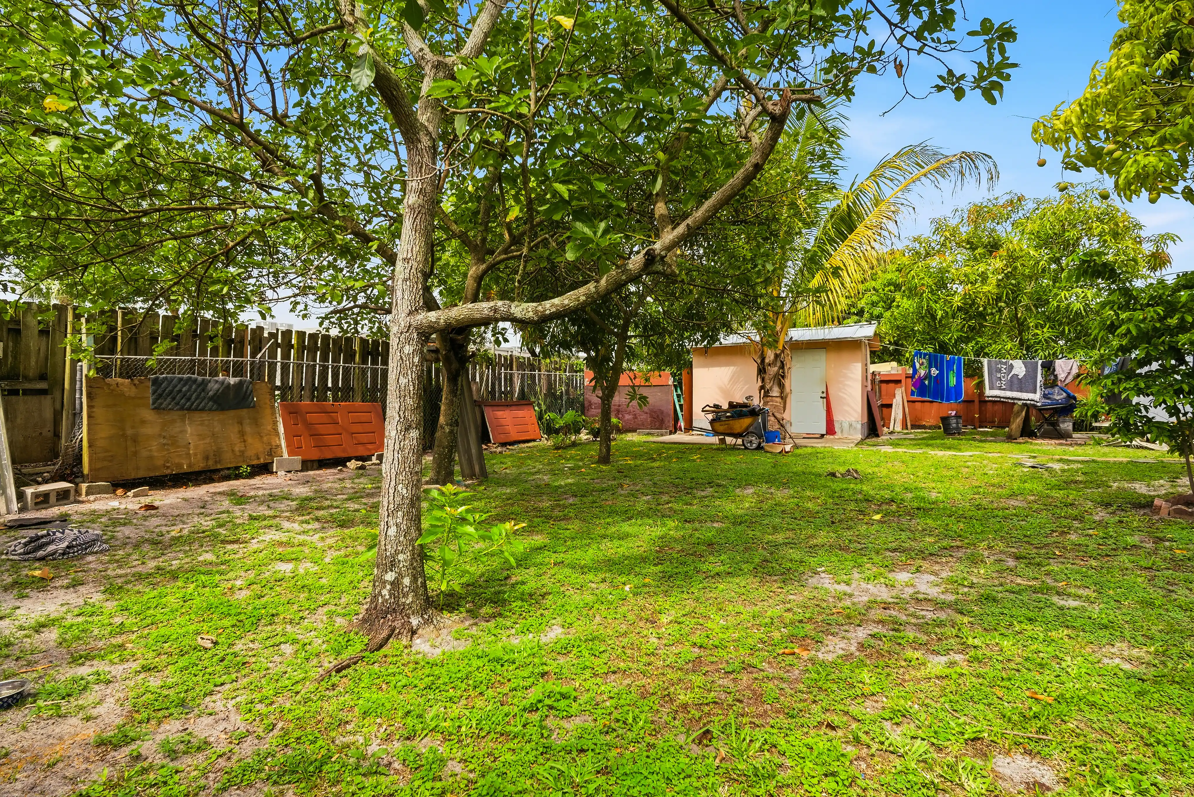 550 NE 37TH ST slideshow image