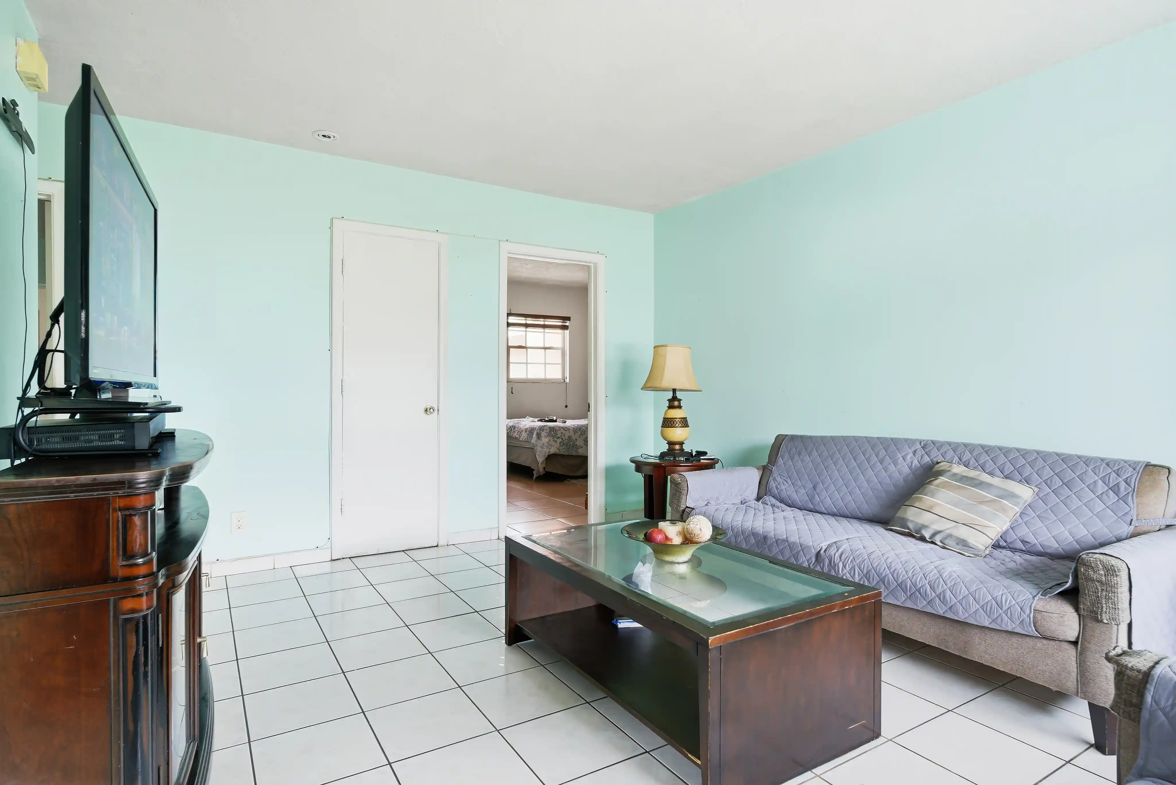 550 NE 37TH ST slideshow image