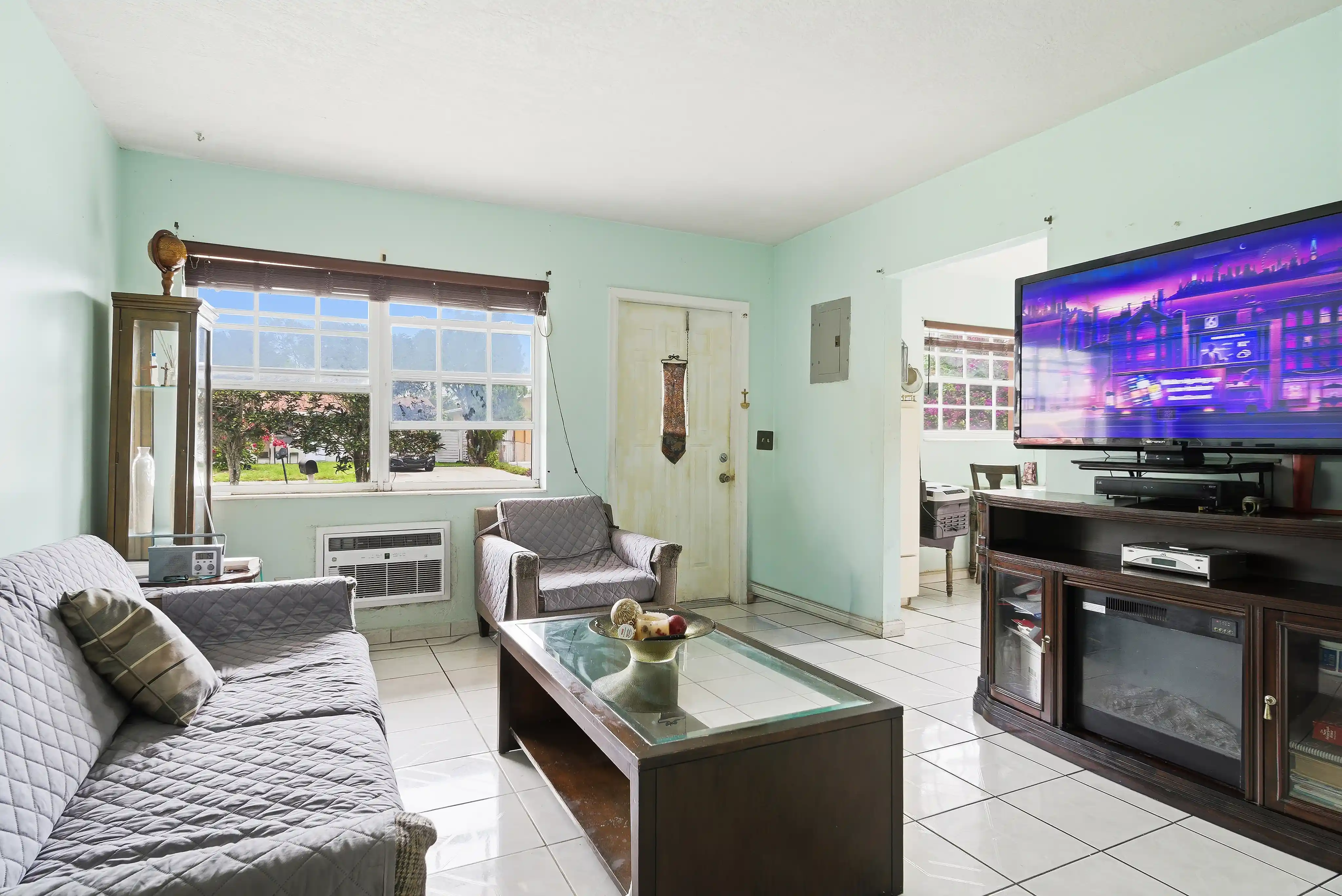 550 NE 37TH ST slideshow image