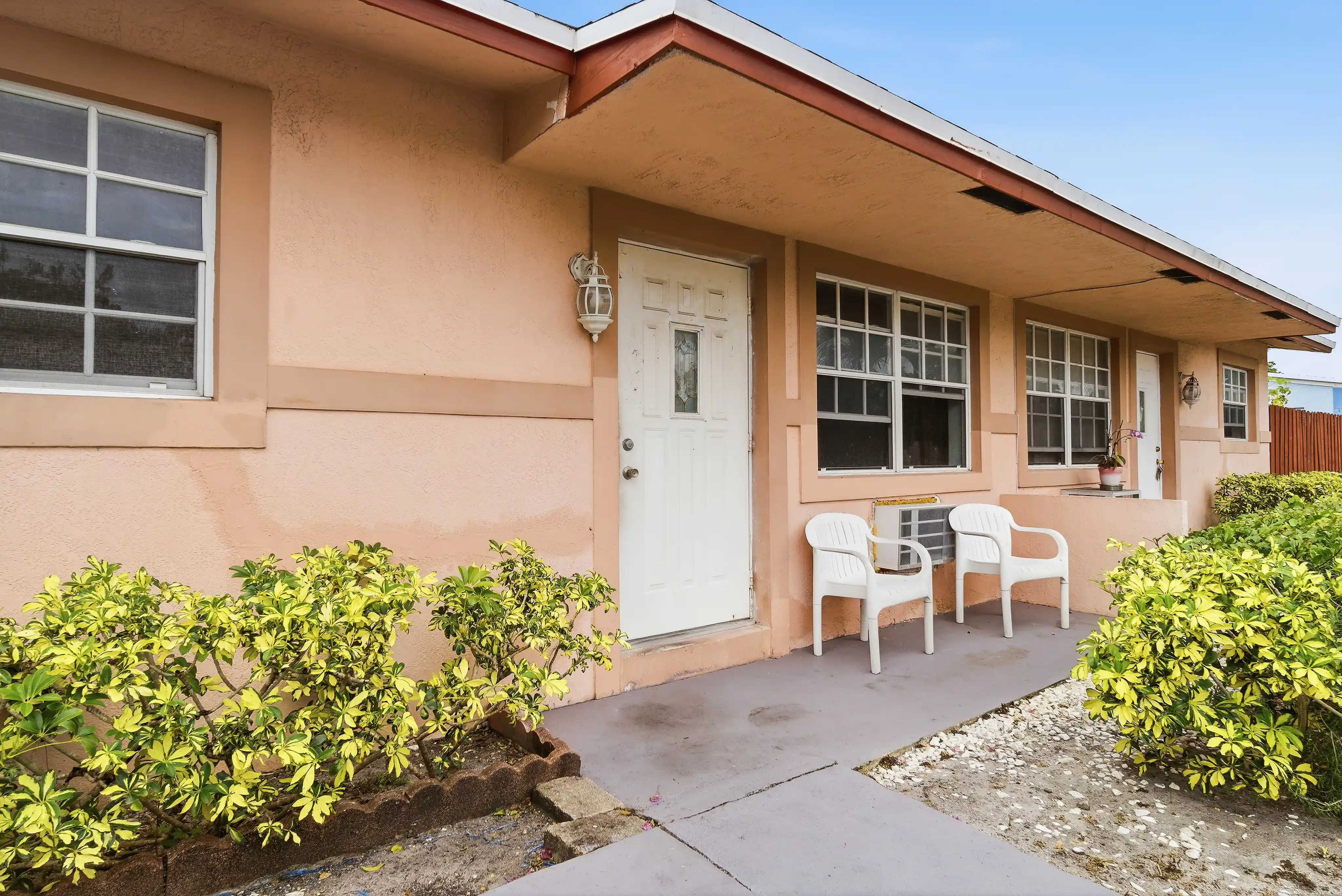 550 NE 37TH ST slideshow image