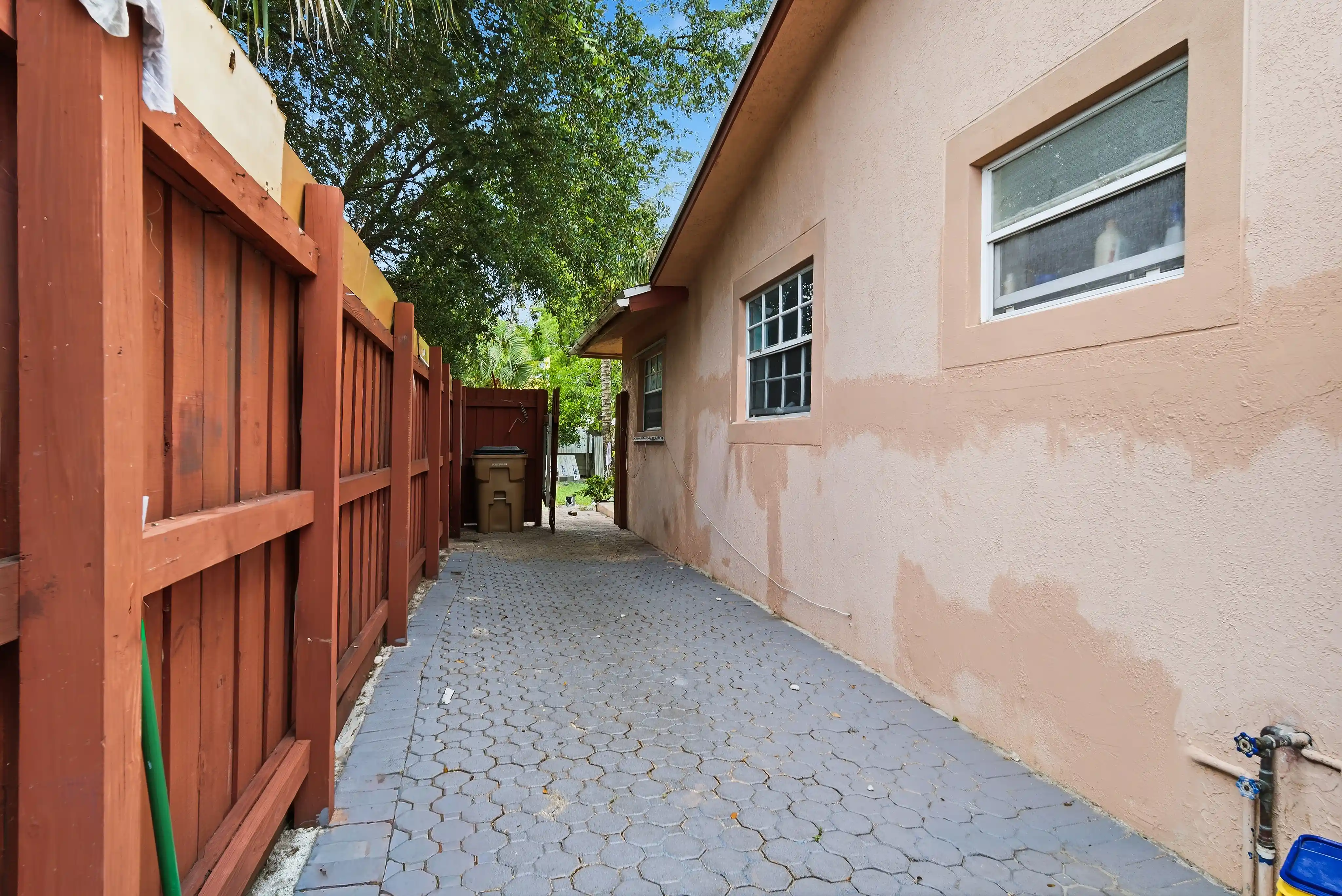 550 NE 37TH ST slideshow image