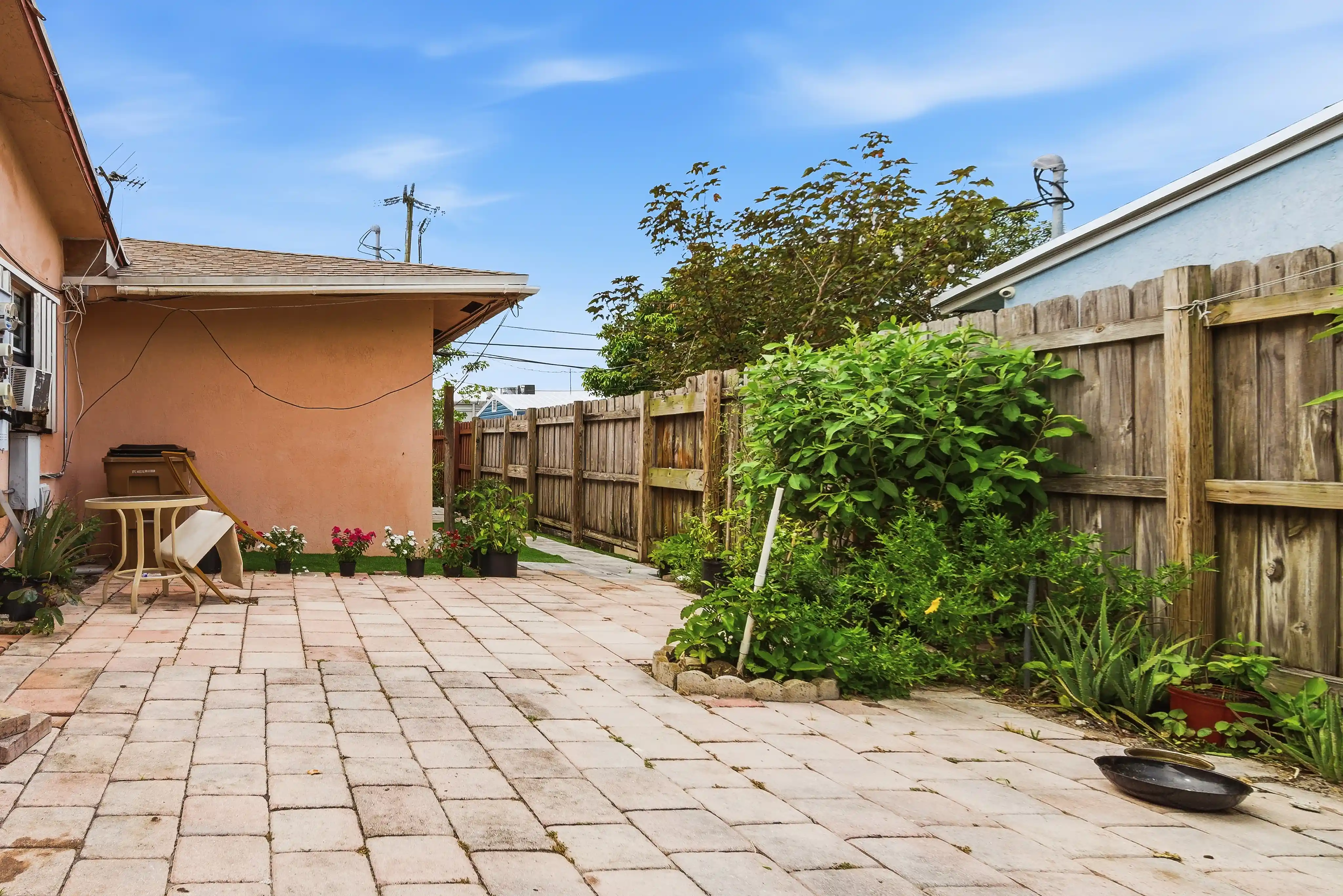 550 NE 37TH ST slideshow image