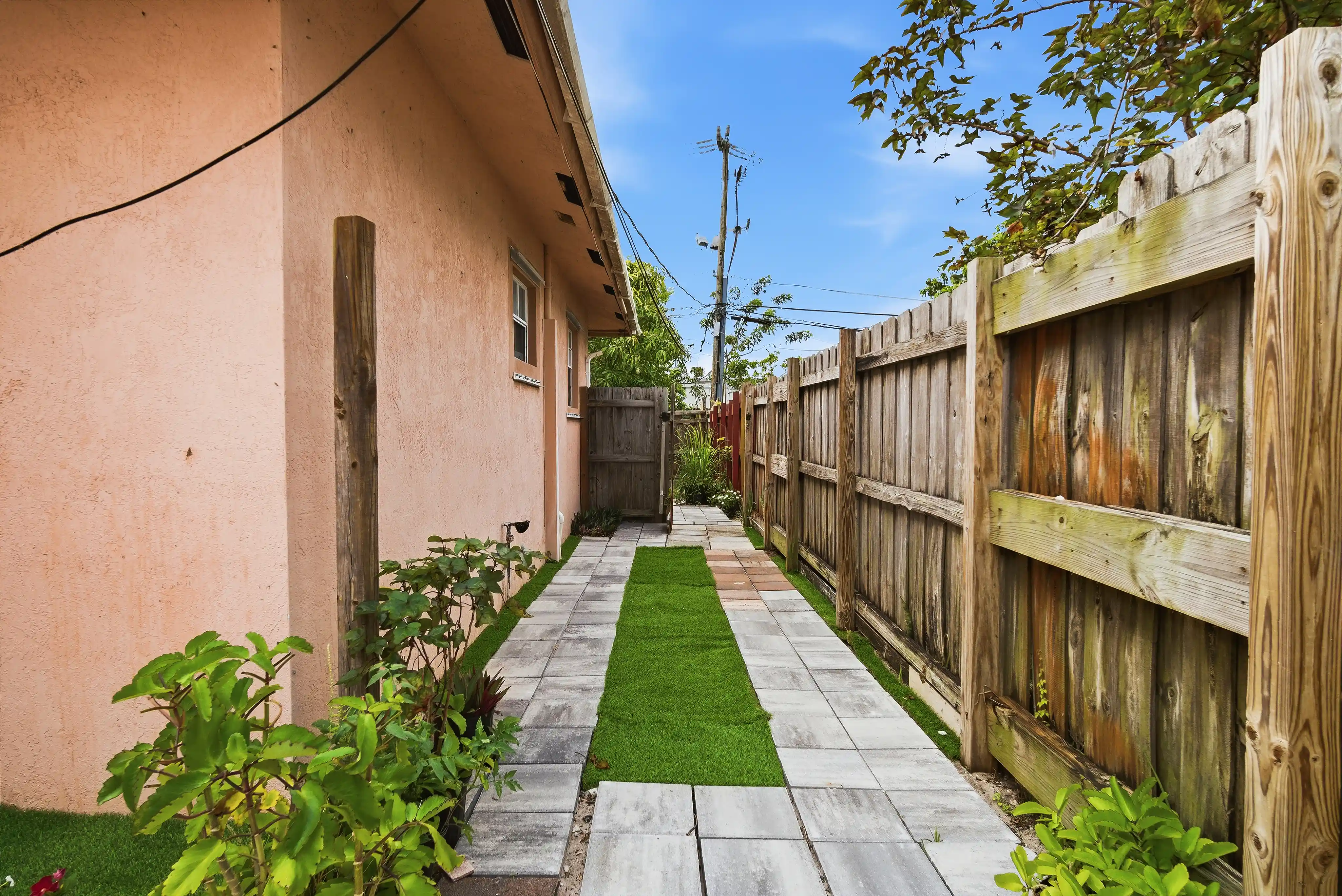550 NE 37TH ST slideshow image