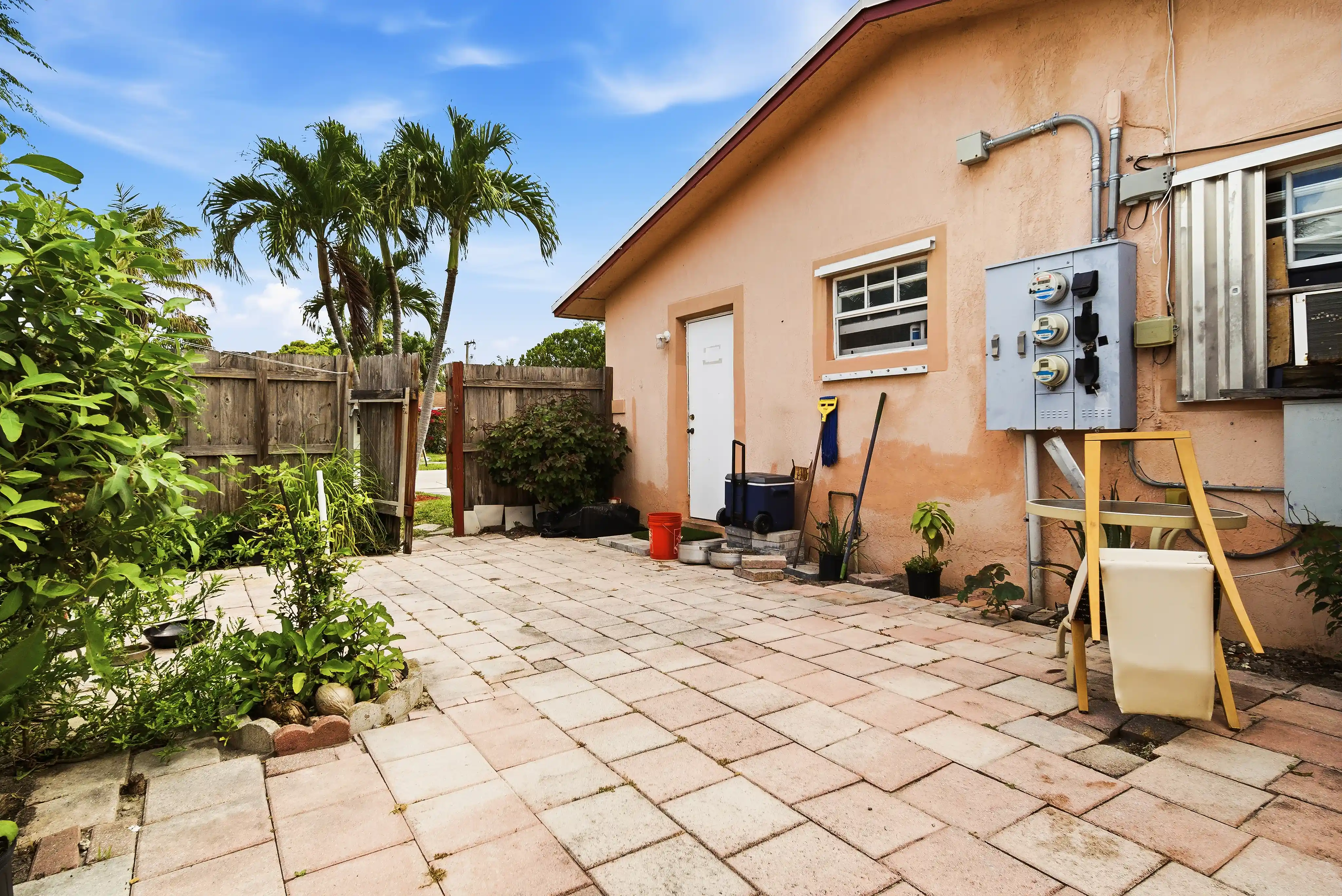 550 NE 37TH ST slideshow image